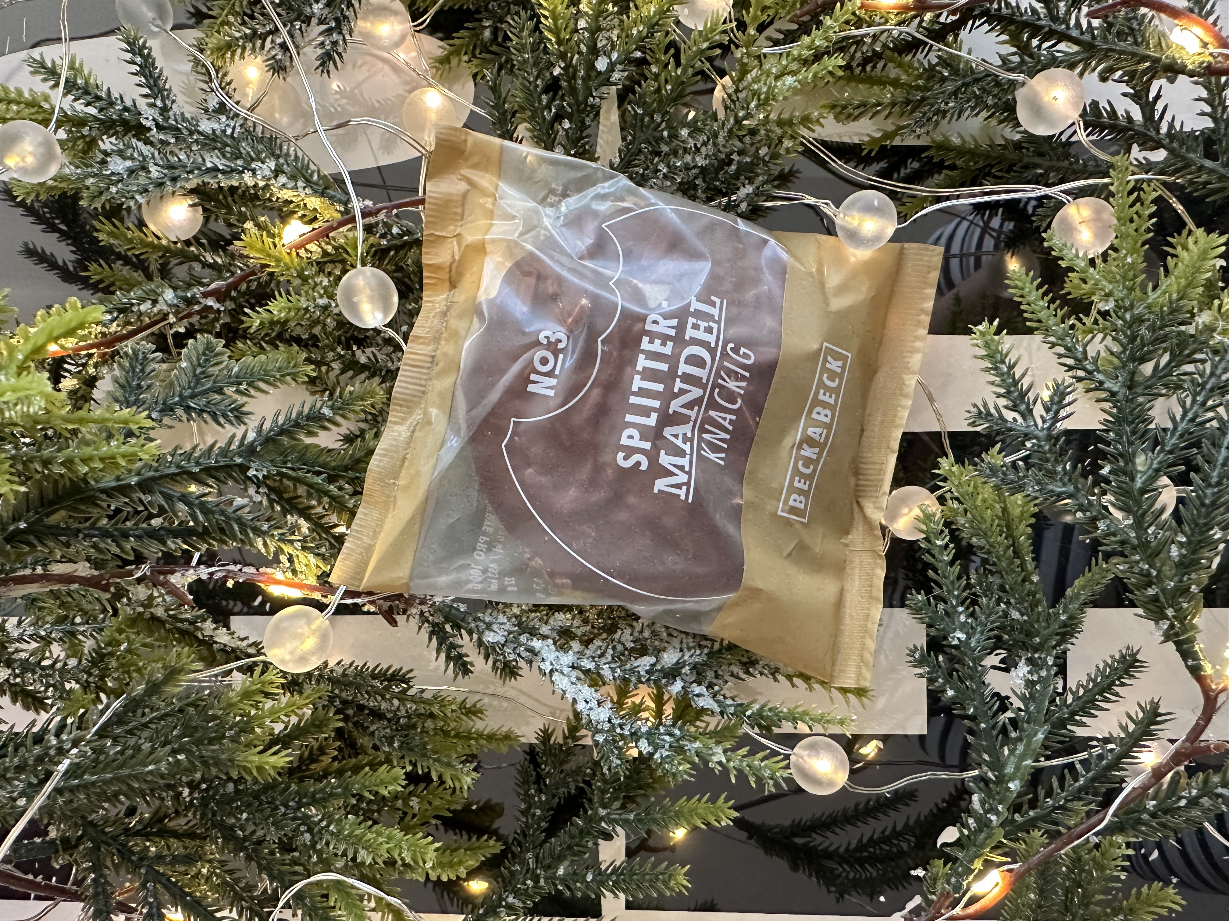 NO. 3 - Lebkuchen mit Mandelsplitter und Vollmilchkuvertüre  NO. 3 - Lebkuchen mit Mandelsplitter und Vollmilchkuvertüre